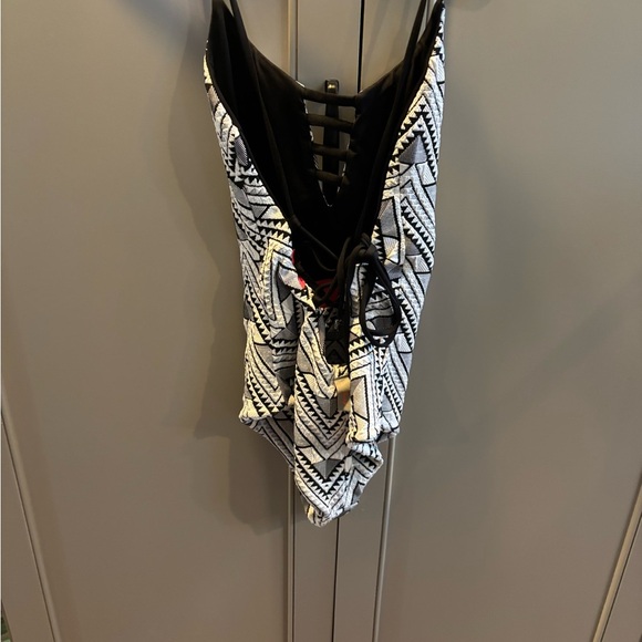 MAAJI COLORBLOCK REVERSIBLE ONE PIECE SWIMSUIT SIZE MEDIUM - Picture 6 of 8